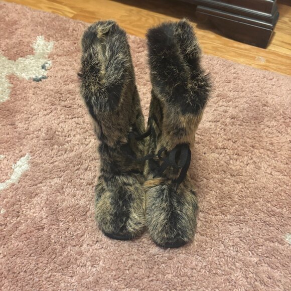 Women’s BEBE Mammoth Boots Fur Size 5 Slip On Black/Tan - Picture 2 of 7